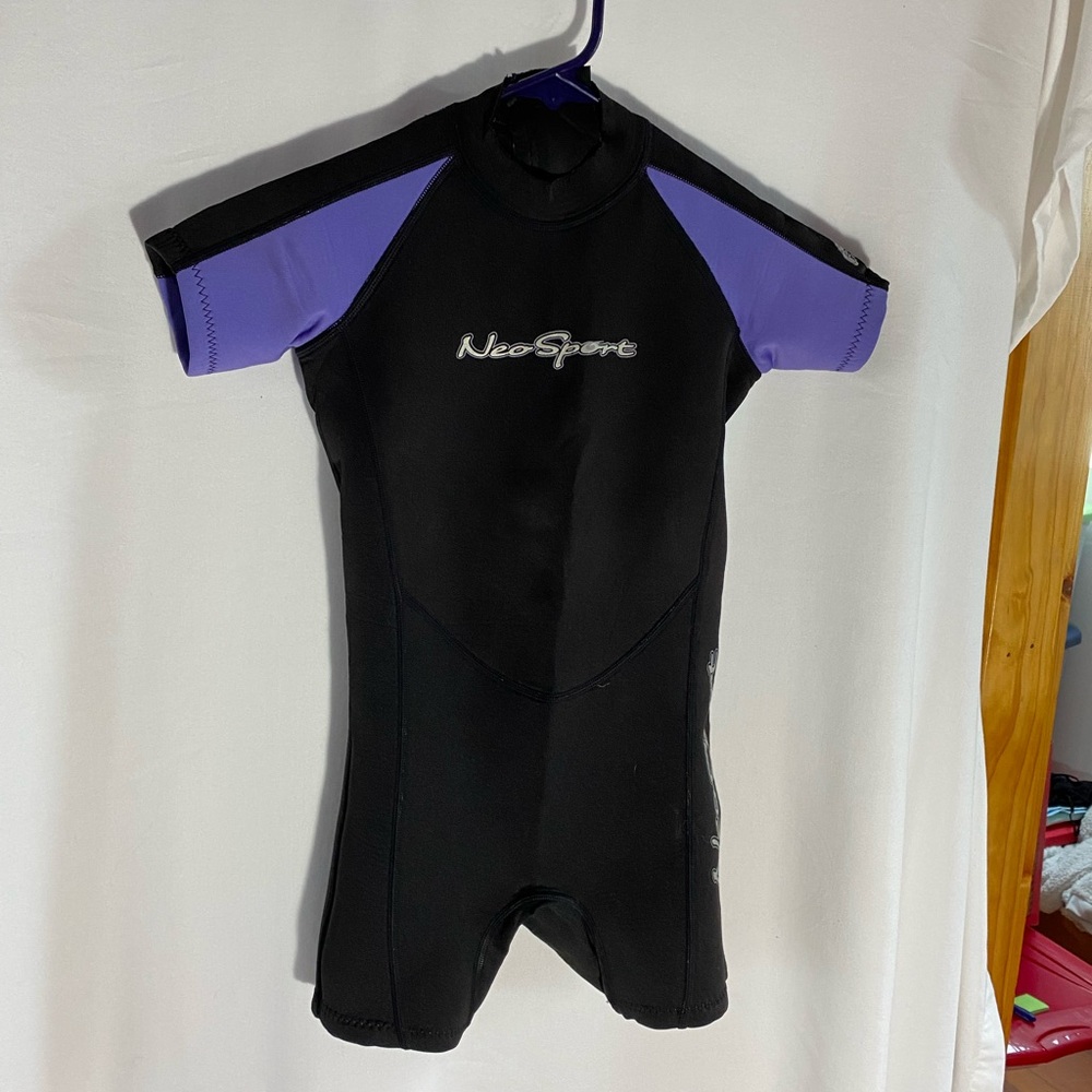 Kids Neosport Wetsuit, Size 6 Black & Purple